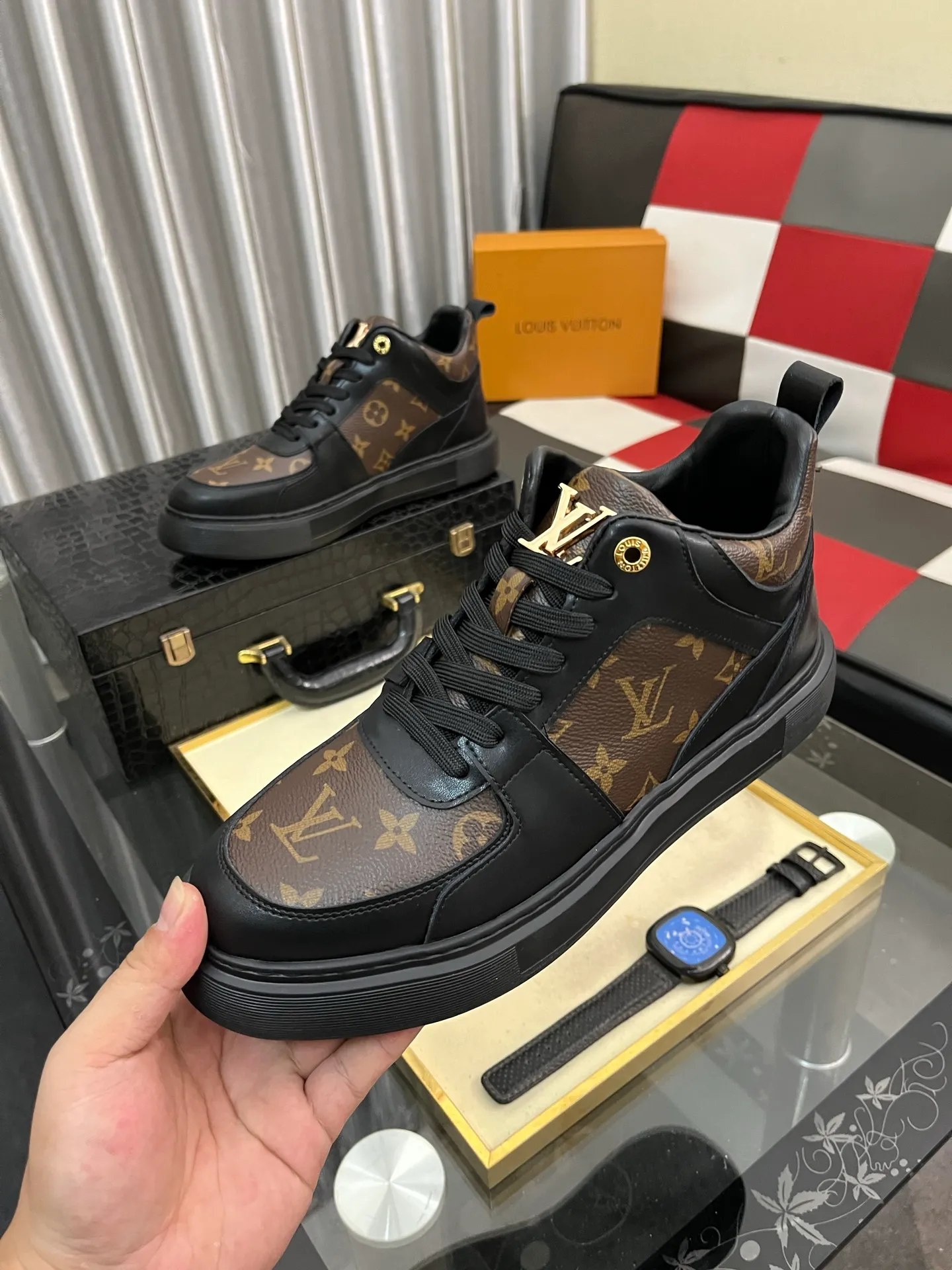 Men's shoes 💰458⌚️⌚️《Louis vuitton/LV Louis Vuitton》original quality.~ Unique modern style sneakers. 🏃A must-have casual shoe for trendy men😍😍 Original brand imported from Italy, imported original leather, cowhide lining (refuses to discolor and grind feet) sole: original sole provided by the original factory, French lazy style design ⚠️Fit to the feet, original quality, super comfortable original sole. Code number: 38-442️⃣Colors available